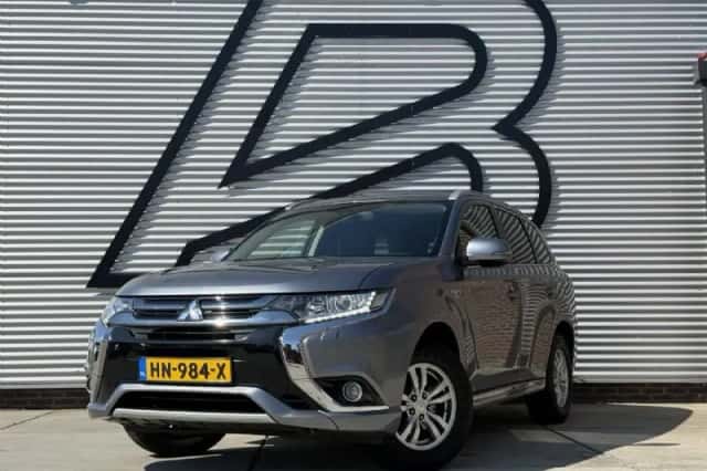 Mitsubishi Outlander (2015) thumbnail 1