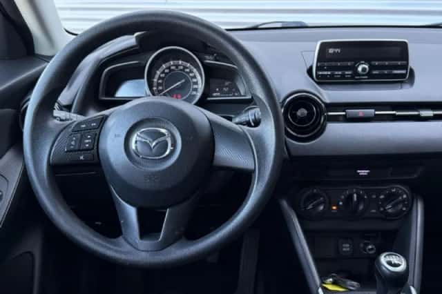 Mazda 2 (2015) thumbnail 2