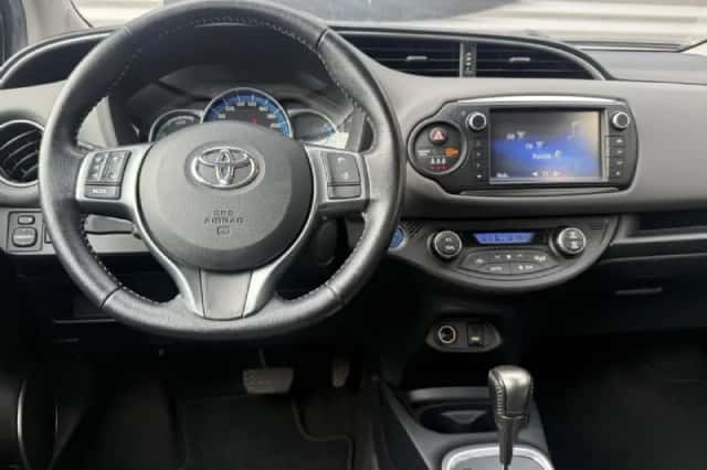 Toyota Yaris (2016) thumbnail 2