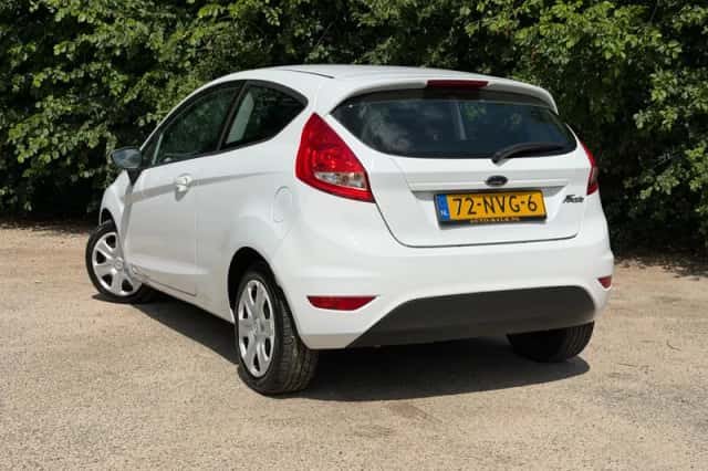 Ford Fiesta (2010) thumbnail 2