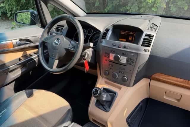 Opel Zafira (2007) thumbnail 3