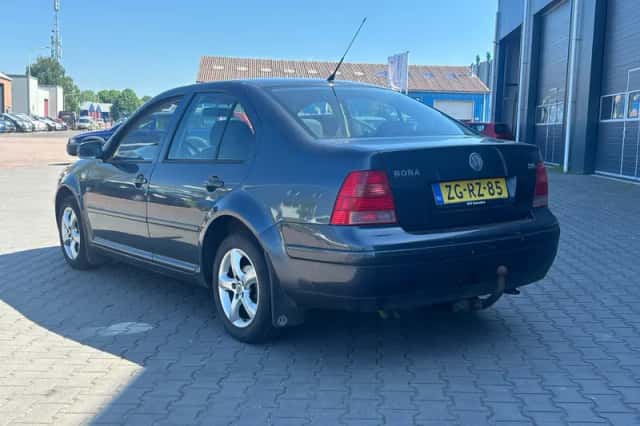 Volkswagen Bora (1999) thumbnail 3