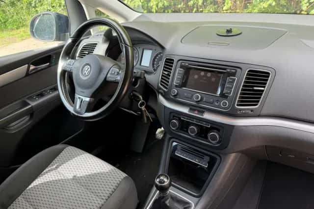 Volkswagen Sharan (2010) thumbnail 3