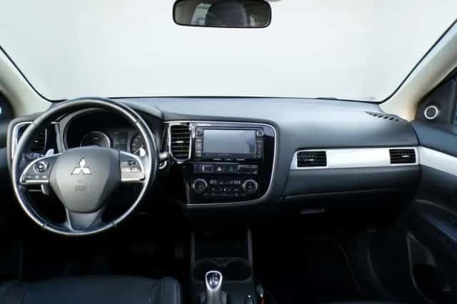 Mitsubishi Outlander (2014) thumbnail 2