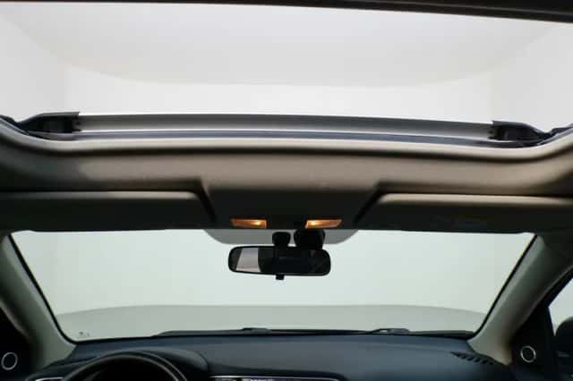 Mitsubishi Outlander (2014) thumbnail 3