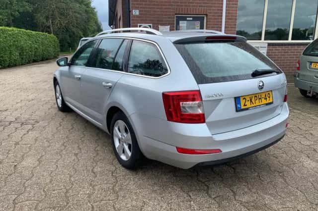 Škoda Octavia (2013) thumbnail 3