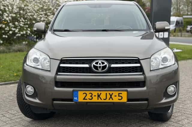 Toyota RAV4 (2010) thumbnail 3