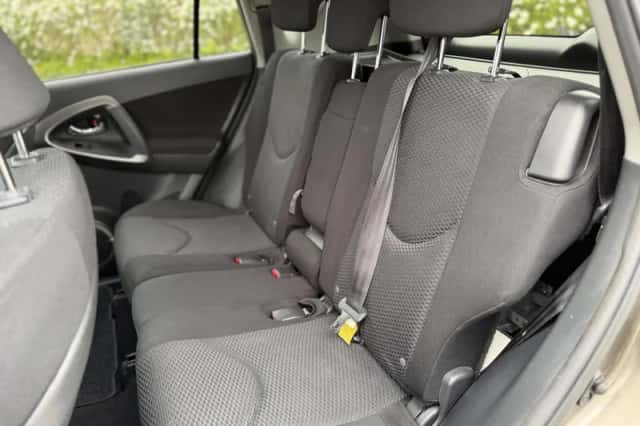 Toyota RAV4 (2010) thumbnail 5