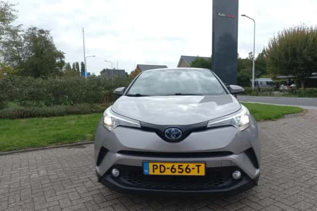 Toyota C-HR (2017) thumbnail 3