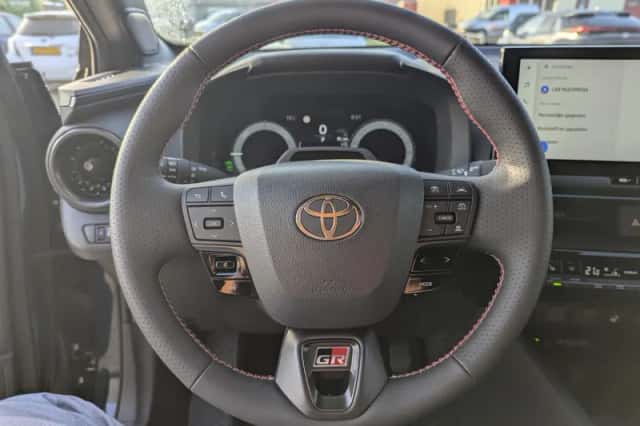 Toyota C-HR (2026) thumbnail 6