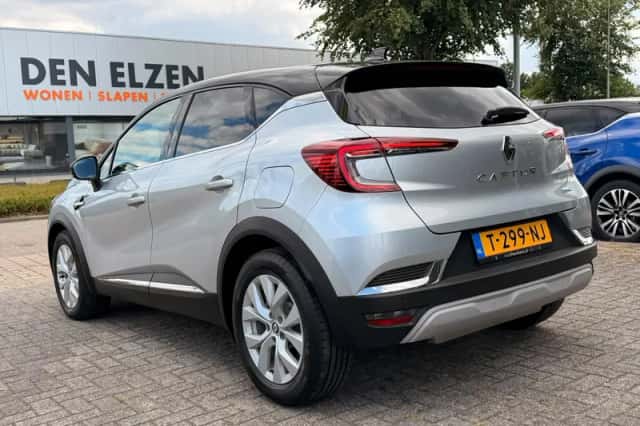 Renault Captur (2022) thumbnail 4
