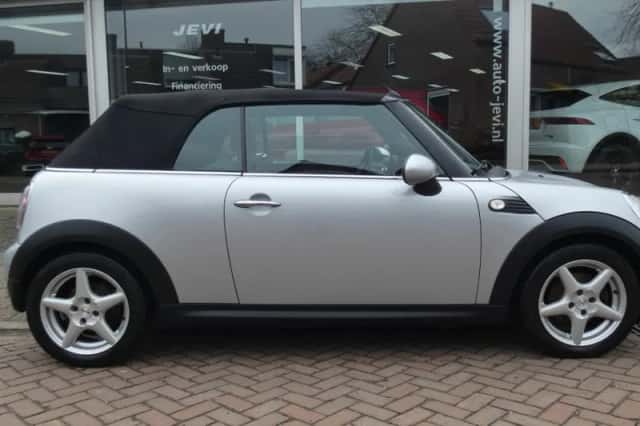 MINI Cabrio (2010) thumbnail 2