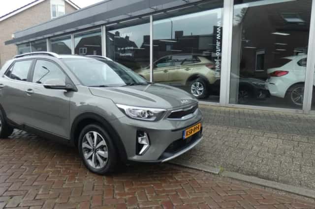 Kia Stonic (2023) thumbnail 1