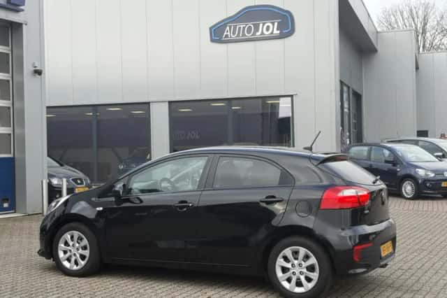 Kia Rio (2016) thumbnail 2