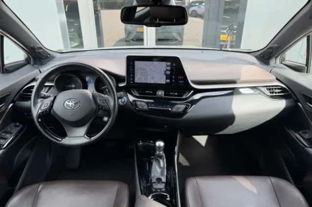 Toyota C-HR (2016) thumbnail 2