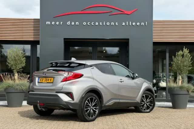 Toyota C-HR (2016) thumbnail 3