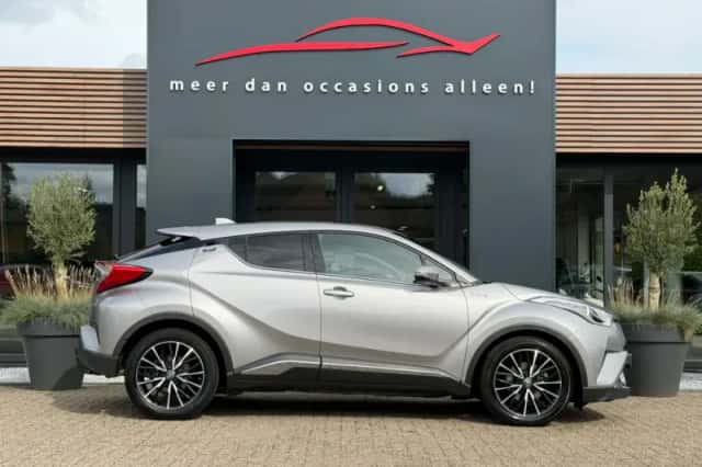 Toyota C-HR (2016) thumbnail 4