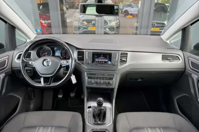 Volkswagen Golf Sportsvan (2015) thumbnail 2