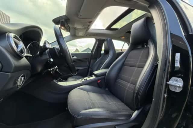 Mercedes-Benz GLA-Klasse (2015) thumbnail 2
