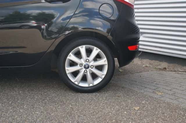 Ford Fiesta (2009) thumbnail 2