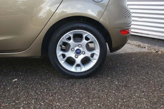 Ford Fiesta (2011) thumbnail 3