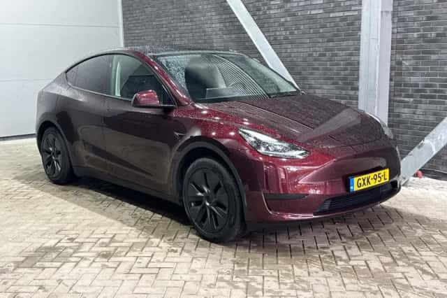 Tesla Model Y (2024) thumbnail 1
