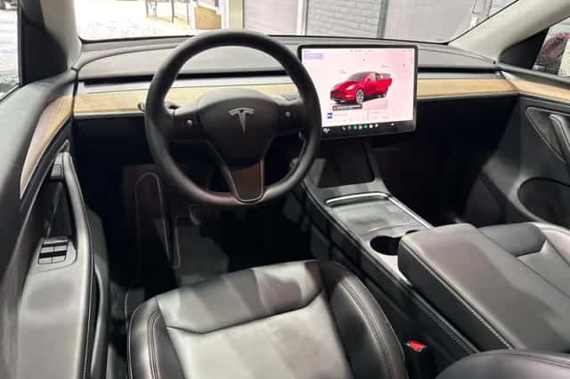Tesla Model Y (2024) thumbnail 5