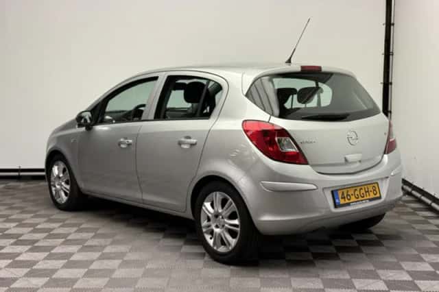 Opel Corsa (2008) thumbnail 3