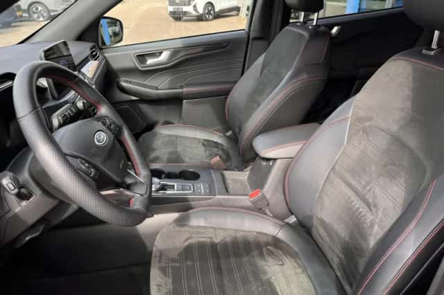 Ford Kuga (2023) thumbnail 3