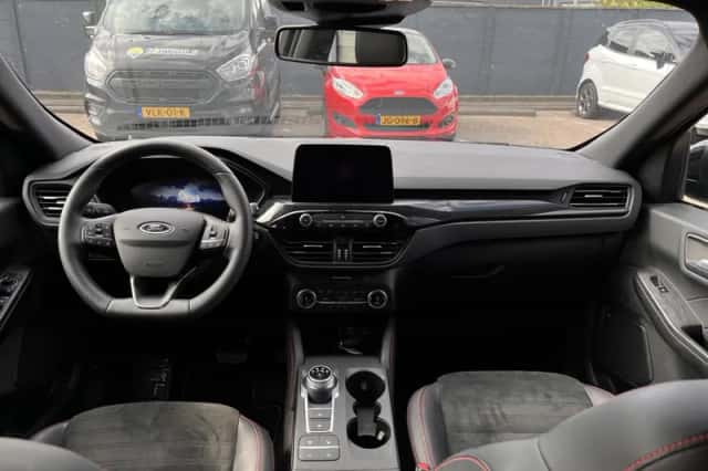 Ford Kuga (2023) thumbnail 4