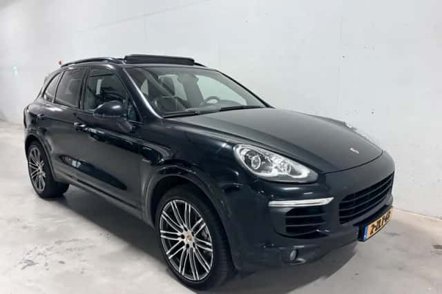 Porsche Cayenne (2015) thumbnail 2