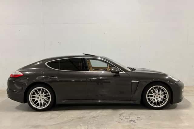 Porsche Panamera (2009) thumbnail 2