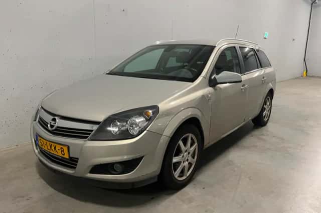 Opel Astra (2010) thumbnail 2