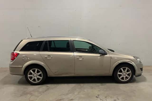 Opel Astra (2010) thumbnail 3