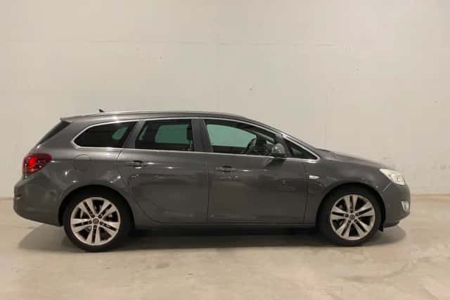 Opel Astra Sports Tourer (2011) thumbnail 2