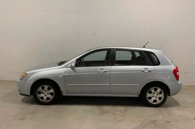 Kia Cerato (2004) thumbnail 1