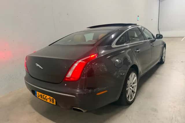 Jaguar XJ (2013) thumbnail 6