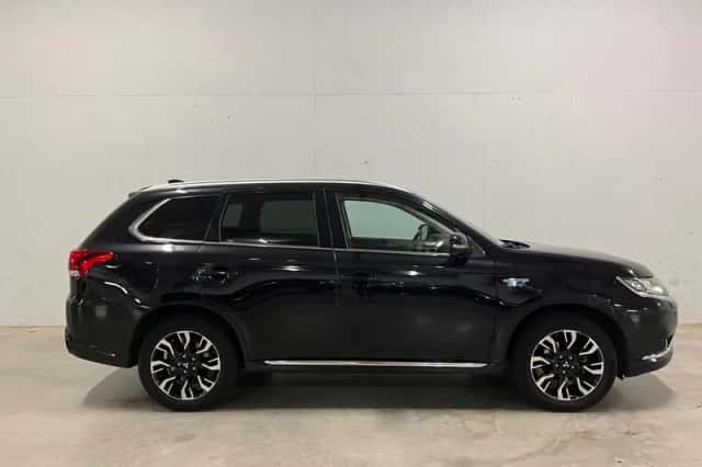 Mitsubishi Outlander (2015) thumbnail 1