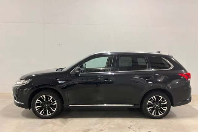 Mitsubishi Outlander (2015) thumbnail 2
