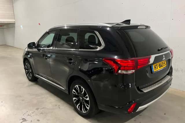 Mitsubishi Outlander (2015) thumbnail 3
