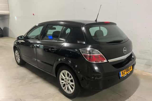 Opel Astra (2008) thumbnail 3