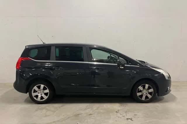 Peugeot 5008 (2011) thumbnail 2