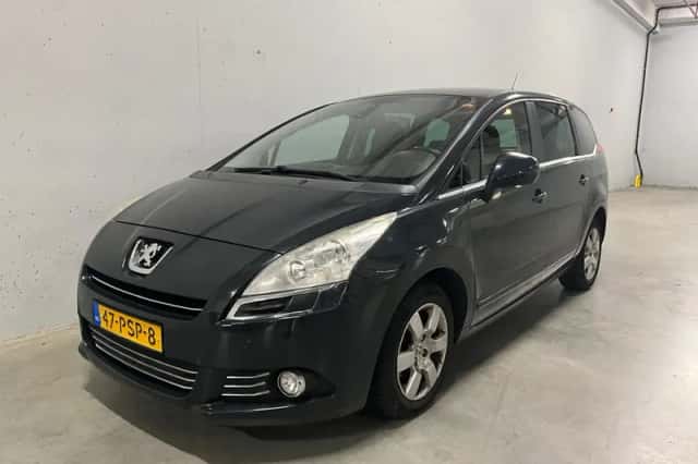 Peugeot 5008 (2011) thumbnail 4