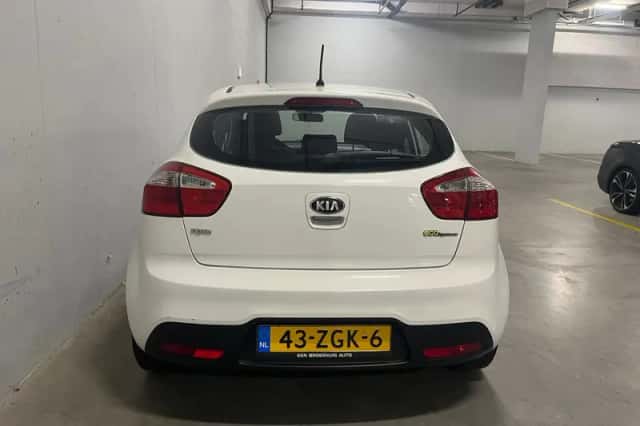 Kia Rio (2012) thumbnail 4