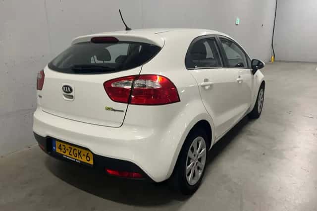 Kia Rio (2012) thumbnail 5