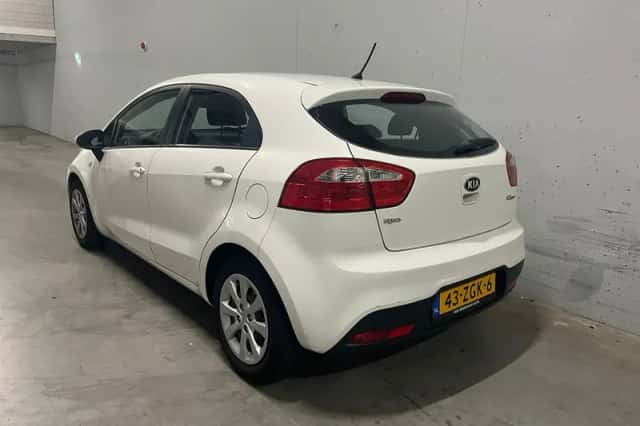 Kia Rio (2012) thumbnail 6