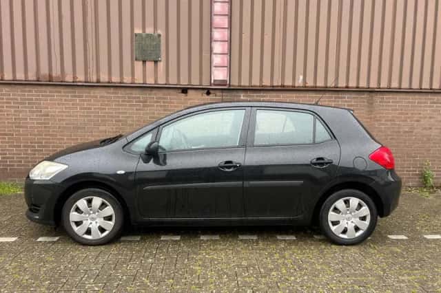 Toyota Auris (2008) thumbnail 2