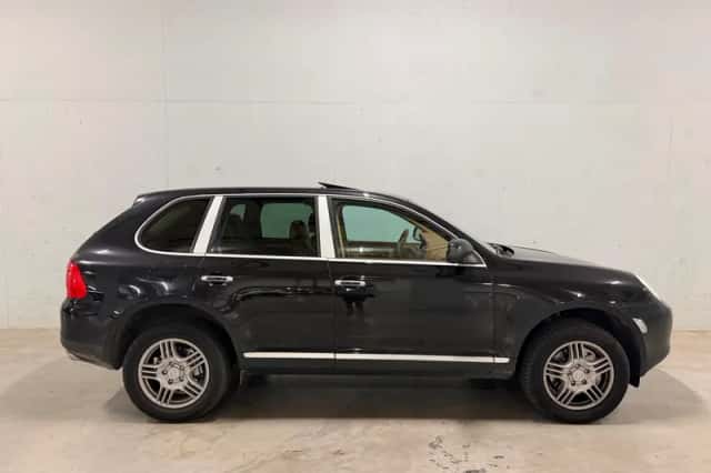 Porsche Cayenne (2003) thumbnail 1
