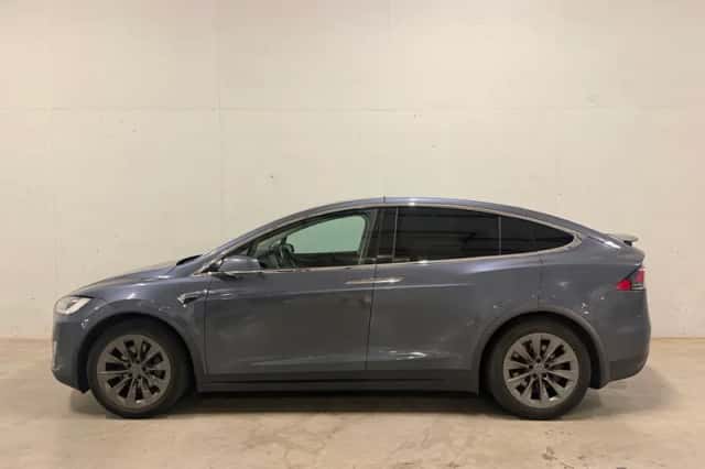 Tesla Model X (2018) thumbnail 2