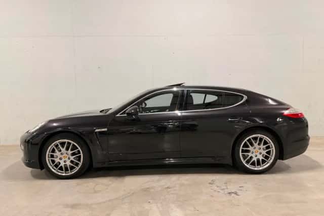 Porsche Panamera (2010) thumbnail 2